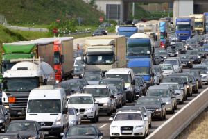 Autostrada Ingorgo 300x200 Veicoli disposti su più colonne fermi in fila in autostrada