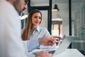 Consenso-informato 300x200 Medico che indica alla paziente un contenuto su un laptop