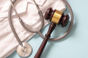 Errori Medici 300x200 Camice medico con sopra uno sfigmomanometro ed un martelletto di un giudice
